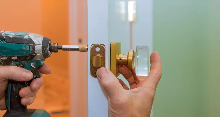 Broken Door Knob Fix in Oakleaf Plantation, FL